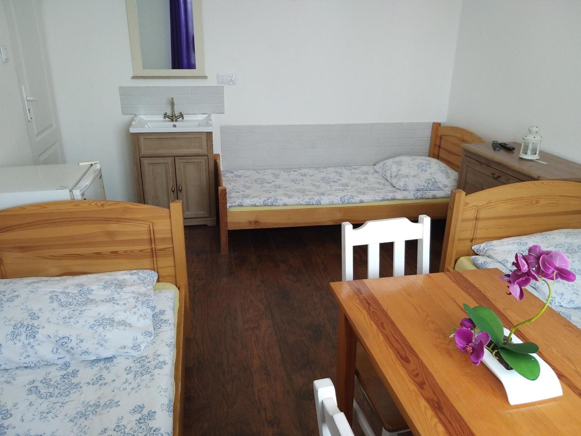 Hostel Rumiankowy Airport Hostel - Wroclaw — Photos 1